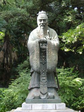 Zdroj: https://cs.wikipedia.org/wiki/%C4%8C%C3%ADnsk%C3%A1_filosofie#/media/Soubor:Confucius_Statue_at_the_Yushima_Seido.JPG