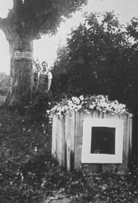 Photograph of Malevich's tomb at Nemchinovka